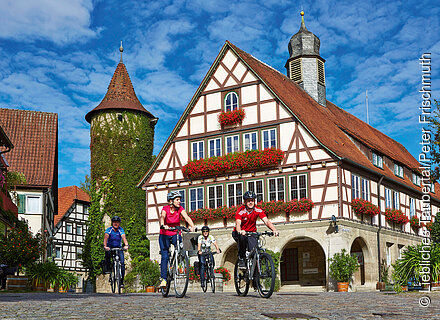 Radfahrer vor dem Rathaus (Liebliches Taubertal)