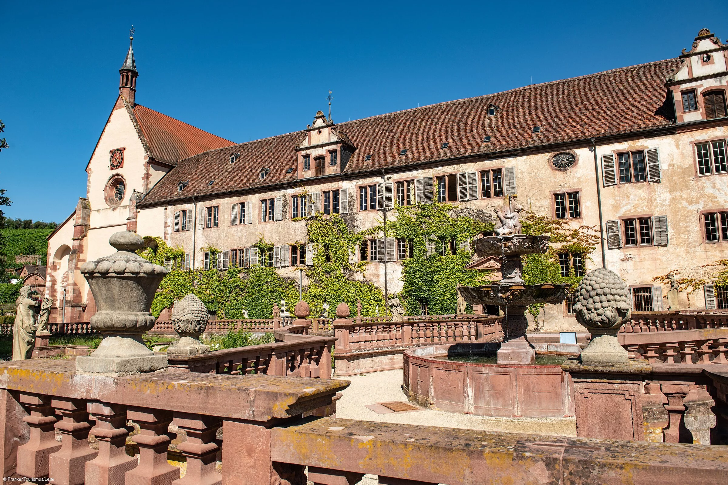Kloster Bronnbach mit barockem Abteigarten