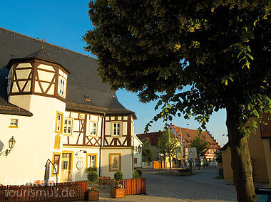 fwl_0827_fraenkisches-weinland_altes-rathaus-in-grafenrheinfeld.jpg
