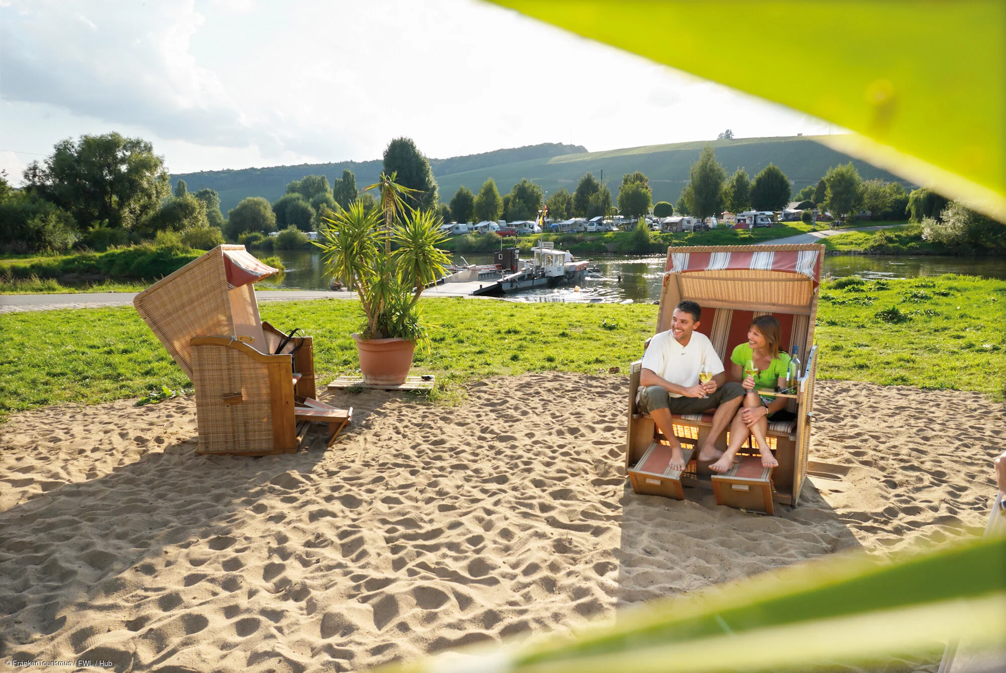 Wein trinkendes Paar im Strandkorb bei Nordheim