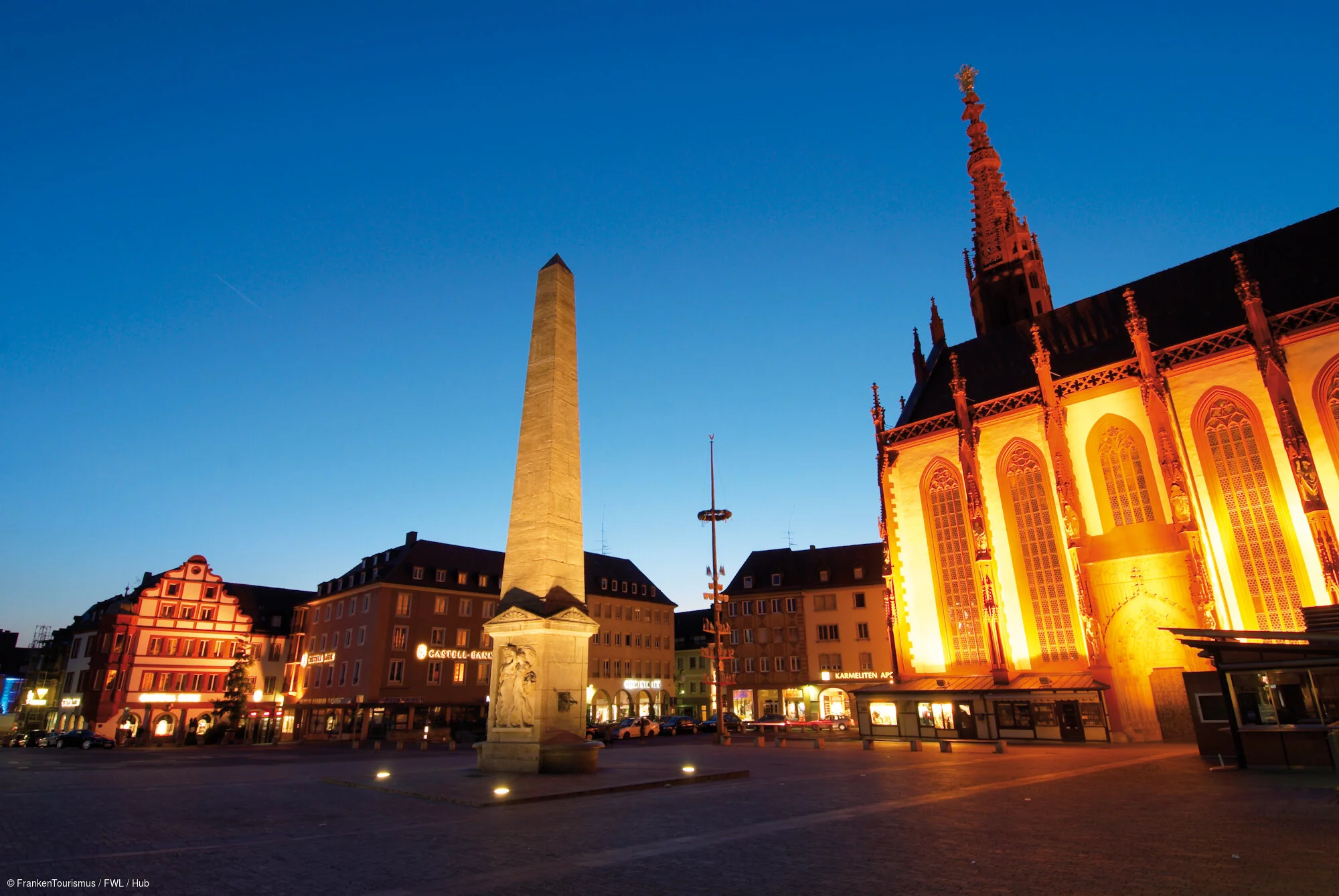 Marienkapelle mit Obelisk