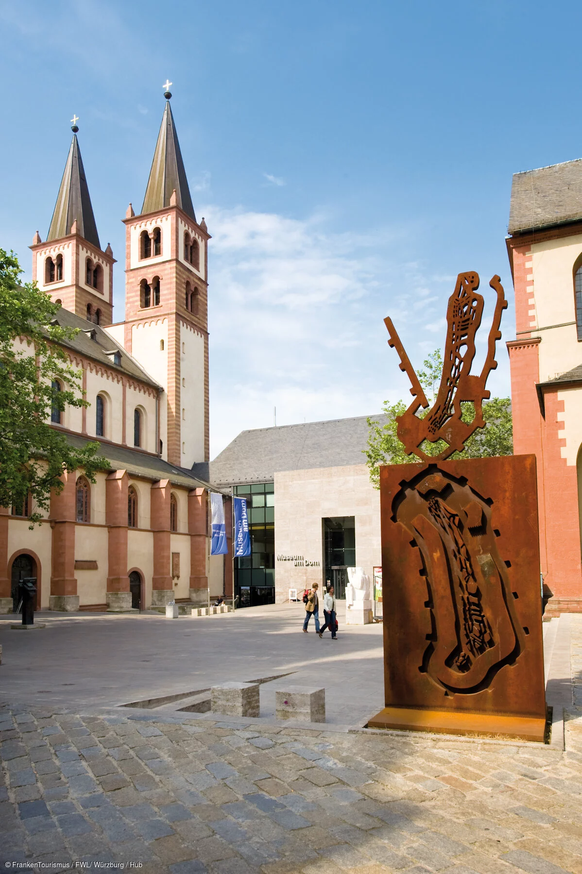 Kiliansplatz, Dom