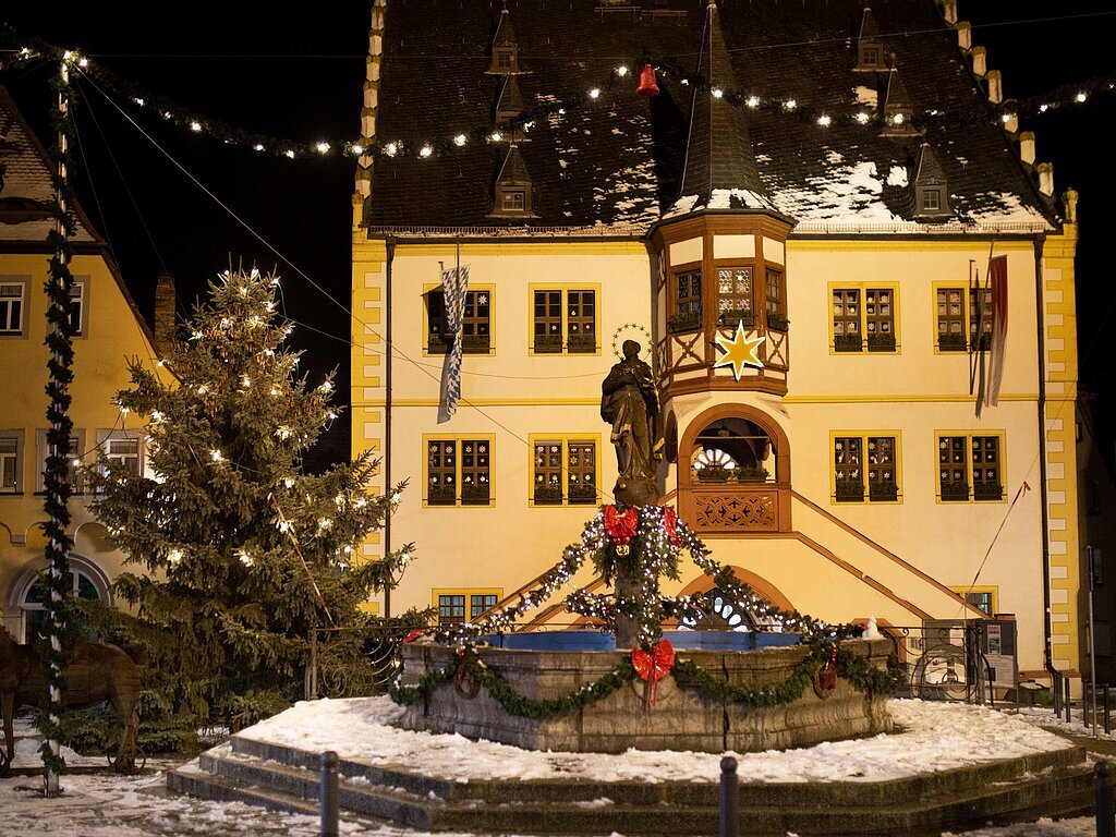10774655_marktplatz-volkach-weihnachtsoptik-foto-kimmel.jpg