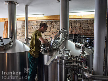 bier_0753___brewery-worker-tobias-bayer-of-brauerei-ulrich-martin-brewery-schonungen-hausen-franconia-bavaria-germany.jpg