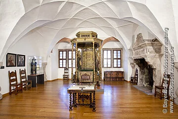 Kulmbach, Plassenburg, Markgrafenzimmer mit vergoldeten Baldachinbett der Markgräfin Maria (um 1630)
