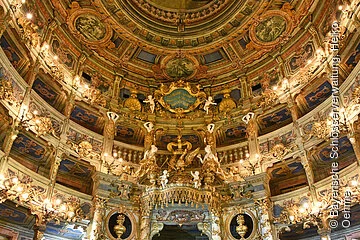 Bayreuth, Markgräfliches Opernhaus, Innenansicht nach der Restaurierung, Zuschauerraum, Blick auf die Fürstenloge, die Ränge und die Decke, nach der Restaurierung