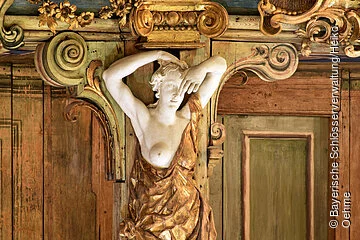 Bayreuth, Markgräfliches Opernhaus, Innenansicht nach der Restaurierung, Karyatide von der Brüstung des dritten Ranges über der Fürstenloge
