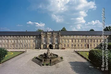 Bayreuth, Neues Schloss, Fassade mit Vorplatz und Markgrafenbrunnen