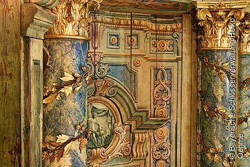Bayreuth, Markgräfliches Opernhaus, Innenansicht nach der Restaurierung, linke Trompeterloge, Blick auf Säulen und Supraporte mit Grisaille-Medaillon