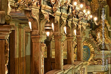 Bayreuth, Markgräfliches Opernhaus, Innenansicht nach der Restaurierung, Blick auf einen Rang im Zuschauerraum vor der linken Trompeterloge mit der unter Ludwig II. installierten elektrischen Beleuchtung