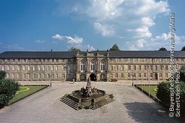 Bayreuth, Neues Schloss, Fassade mit Vorplatz und Markgrafenbrunnen