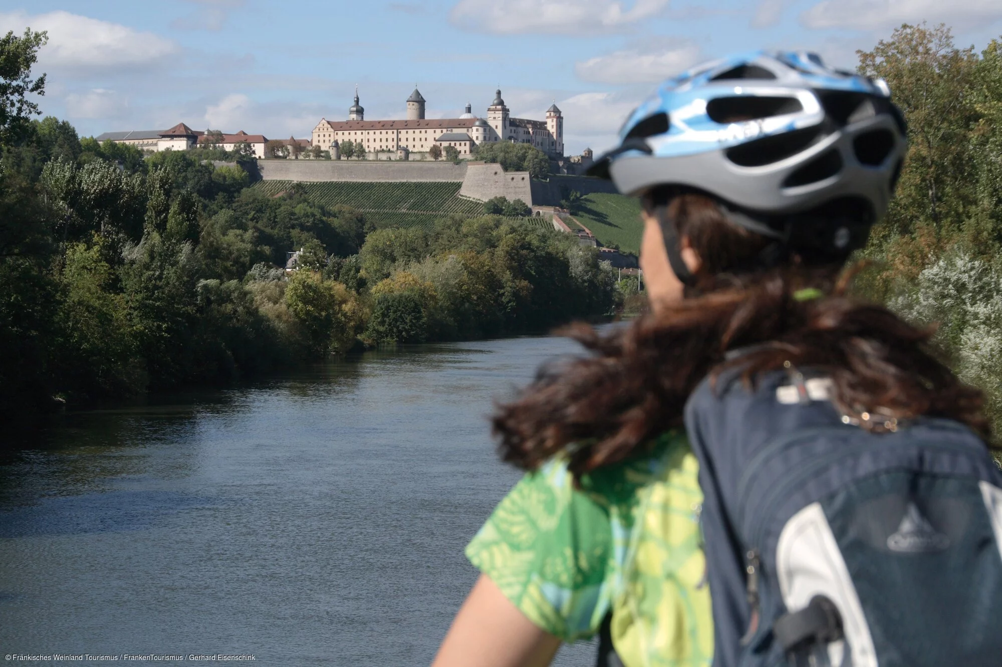 Radlerin in Würzburg vor der Festung Marienberg