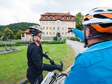 Abt-Degen-Weintal / Radfahren mit Blick auf Schloss Gleisenau