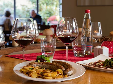 Wein und Wildbratwurst