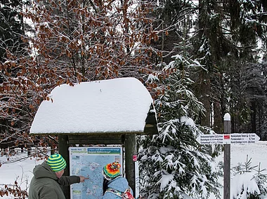 Winterwandern Wegweiser Infotafel