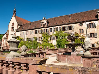 Kloster Bronnbach mit barockem Abteigarten