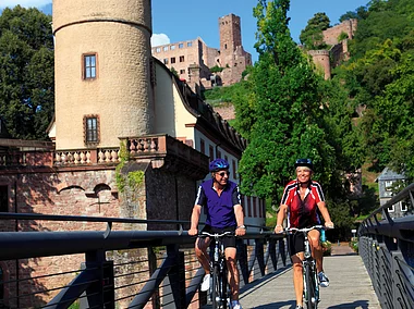 Radfahrer auf der Tauberbruecke vor dem Rathaus