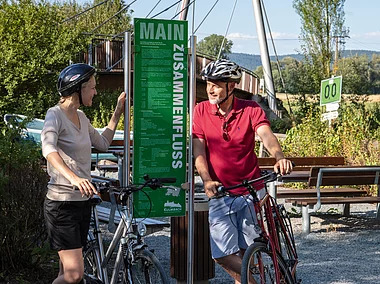 Am Mainzusammenfluss von Rotem und Weißem Main