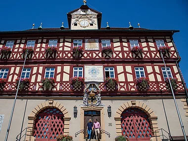 Stadtimpressionen mit Adam-Riese-Rathaus