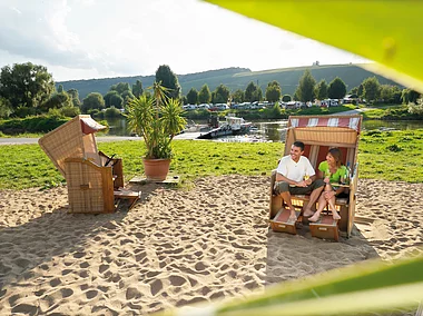 Wein trinkendes Paar im Strandkorb bei Nordheim