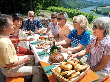 Brotzeit in den Weinbergen bei Karlstadt