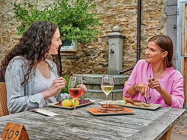 Zwei Frauen bei einem schicken Essen, zu trinken gibt es Wein