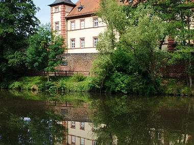 Radler vor dem Huttenschloss