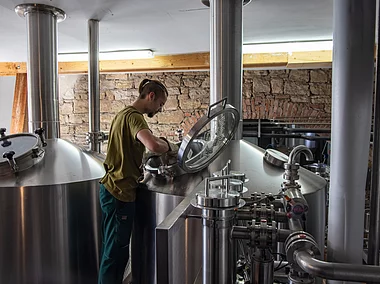 Brewery worker Tobias Bayer of Brauerei Ulrich Martin brewery, Schonungen Hausen, Franconia, Bavaria, Germany