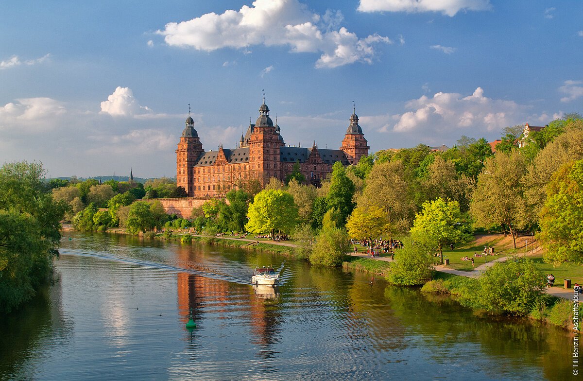 Schloss Johannisburg, Aschaffenburg im Frühjahr von der Mainbrücke