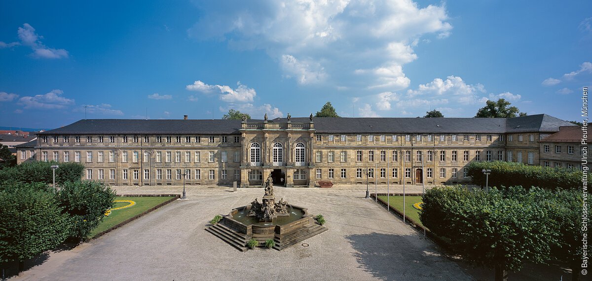 Bayreuth, Neues Schloss, Fassade mit Vorplatz und Markgrafenbrunnen