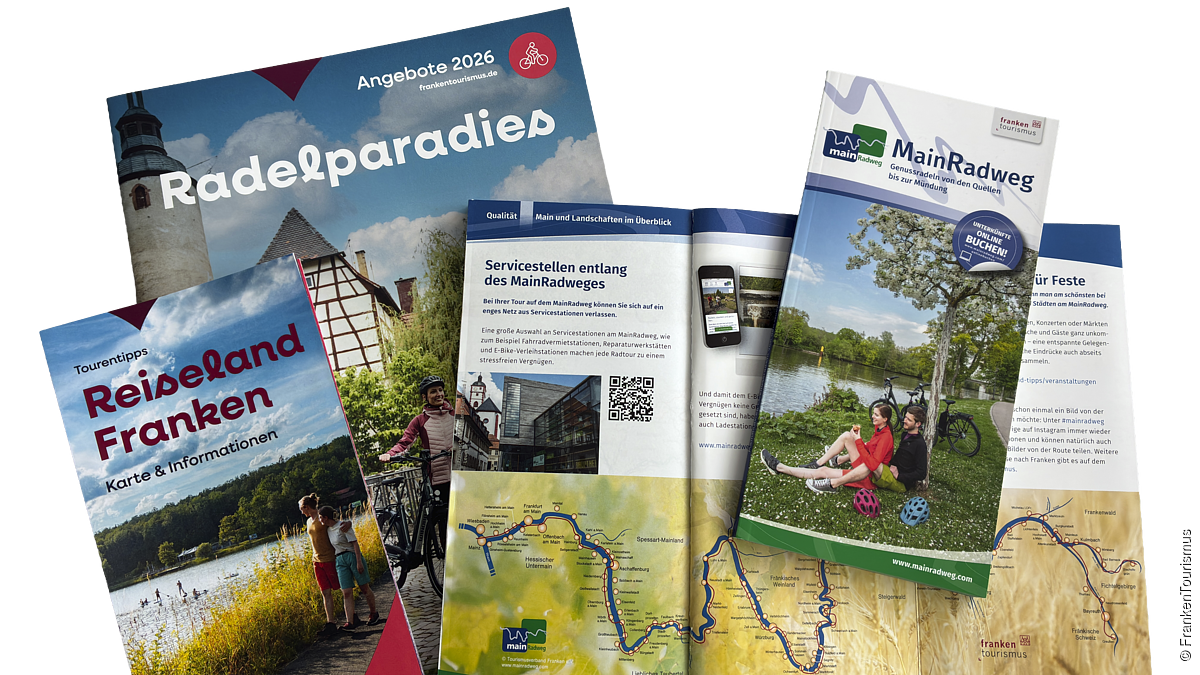 Broschürensortiment Mehrere Broschüren und Karten zum Thema Radfahren und Reisen in Franken, darunter „Radelparadies“ und „MainRadweg“.