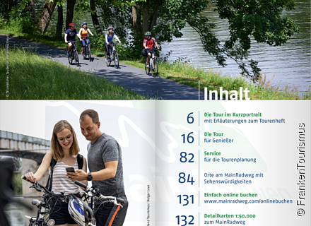 Vier Radfahrer auf einem Weg am Flussufer, darunter zwei Personen mit Fahrrädern und Smartphone, Inhaltsverzeichnis MainRadweg Tourenheft.